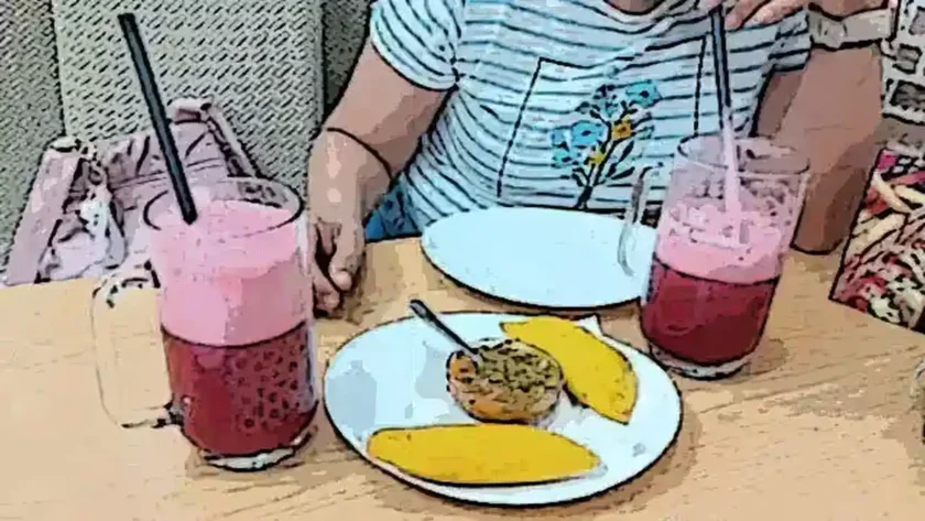 Una pareja hispano-colombiana compartiendo comida colombiana en Pizza Burguer, restaurante ubicado en el barrio del Carmen de Murcia, junto al parque de Floridablanca