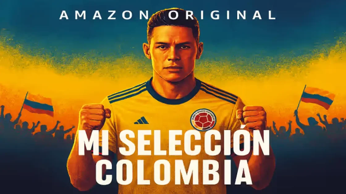 Jugador de fútbol colombiano con camiseta amarilla y puños cerrados en señal de determinación, sobre un fondo azul y amarillo con siluetas de aficionados ondeando banderas. Texto: “Amazon Original – Mi Selección Colombia”.